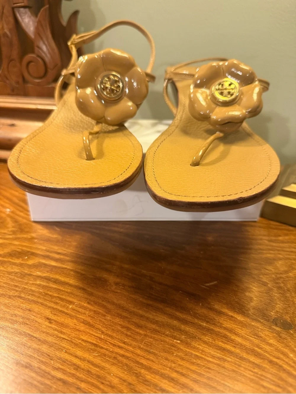 Tory Burch Shelby Flower Thong Wedge Sandals tan Leather gold Size 10.5 MSRP 328